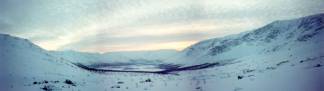 Вид на оз. М. Вудьявр с из цирка под пер. Тахтарвумчорр. Завершает линию на заднем плане легендарное плато Расвумчорр со строениями наверху. Щёлкните, чтобы посмотреть фото крупнее